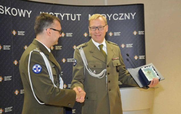 Uroczystość wręczenia Nagród Dyrektora WIM. Grzegorz Gielerak wręcza nagrodę laureatowi.