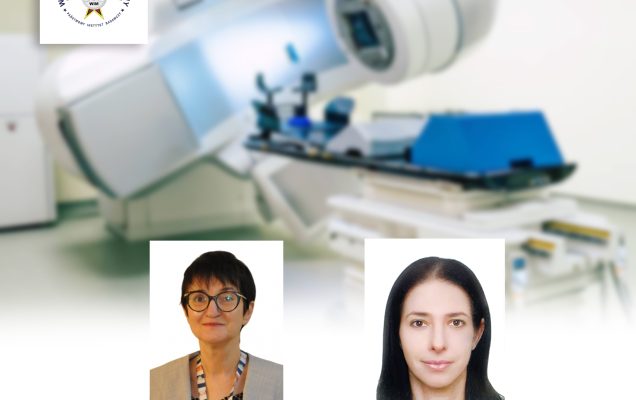 nowa kierownik zakładu radioterapii dr Justyna Chałubińska-Fendler z ustąpującą prof. Lucyną Kępką. Na tle urządzenia do naświetlania