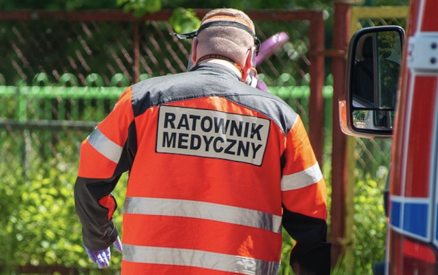 ratownik medyczny w kamizelce, gotowy do akcji ratunkowej