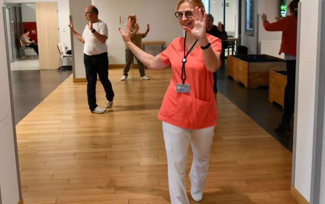 Profesor Renata Duchnowska - Kierownik Kliniki Onkologii ćwiczy z pacjentami na sali Tai Chi.