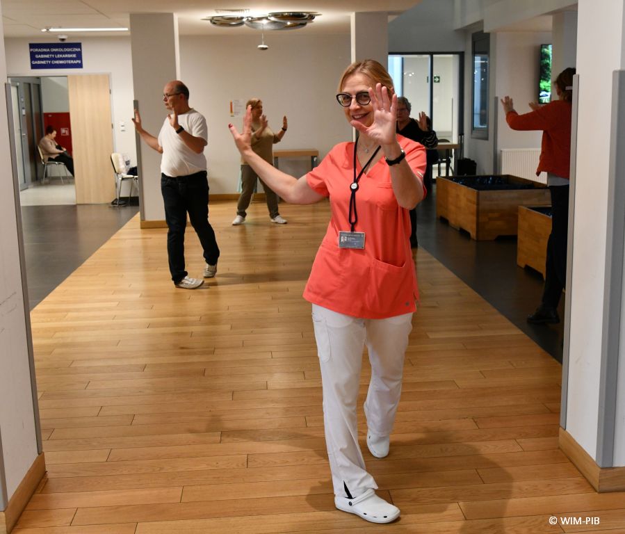 Profesor Renata Duchnowska - Kierownik Kliniki Onkologii ćwiczy z pacjentami na sali Tai Chi.