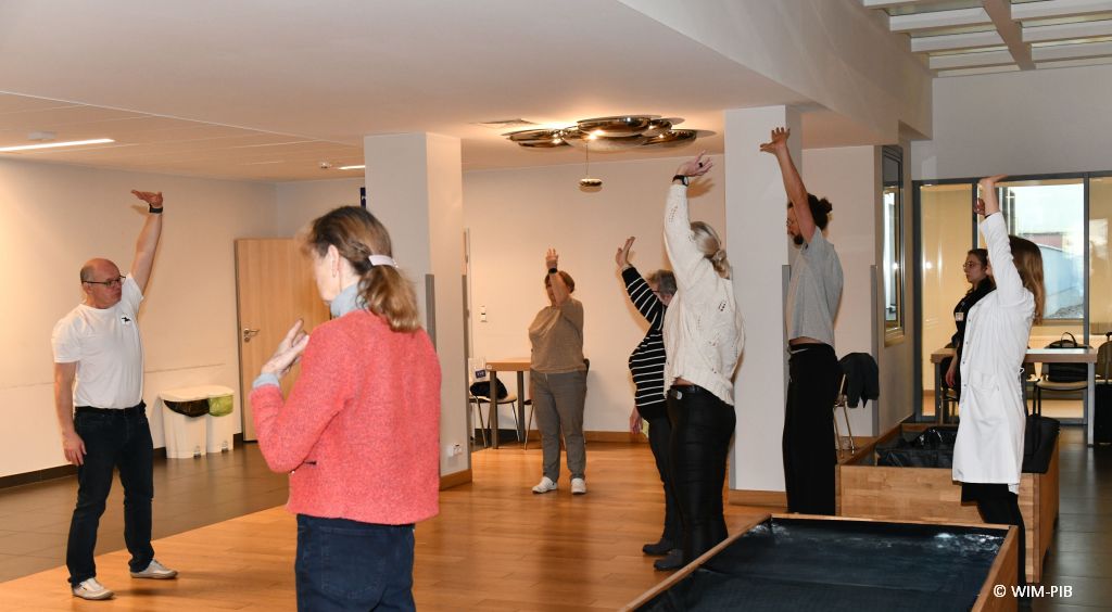 Doktor Zbigniew Nowak z pacjentami Kliniki Onkologi Wojskowego Instytutu Medycznego w Warszawie ćwiczy na sali Tai Chi.