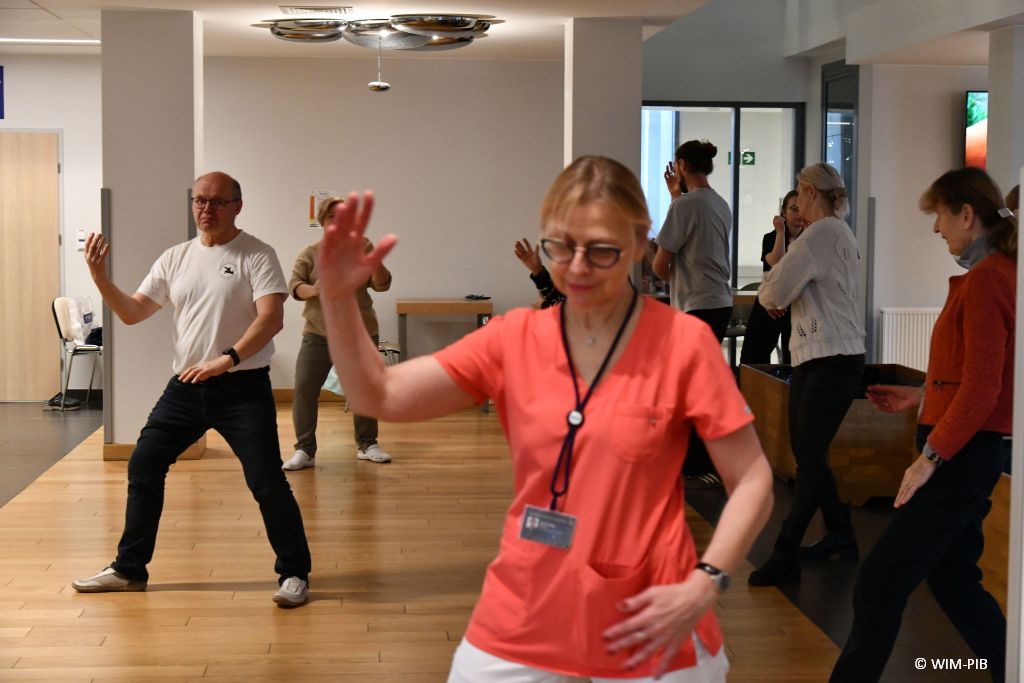 Doktor Zbigniew Nowak i Profesor Renata Duchnowska z pacjentami Kliniki Onkologi Wojskowego Instytutu Medycznego w Warszawie ćwiczą na sali Tai Chi.