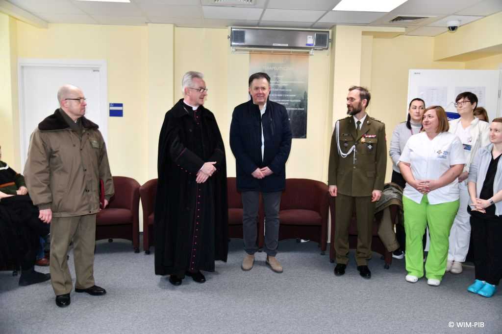 Biskup polowy Wiesław Lechowicz podczas spotkania z pracownikami Kliniki Psychiatrii, Stresu Bojowego i Psychotraumatologii Wojskowego Instytutu Medycznego w Warszawie