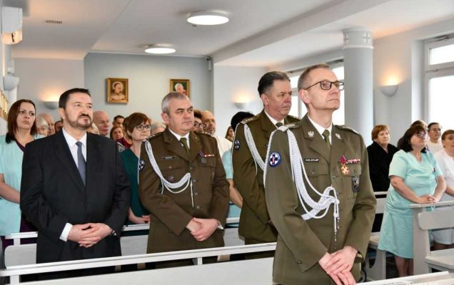 Msza święta z okazji dnia chorego w kaplicy szpitalnej Wojskowego Instytutu Medycznego. Zdjęcie dyrektora WIM prof. Grzegorza Gieleraka w ławce podczas odprawianej mszy. Z tyłu w ławkach pacjenci i pracownicy WIM.