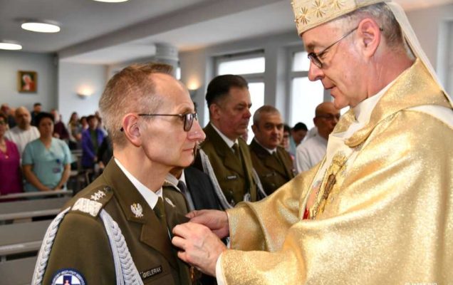 Dzień chorego w wojskowym instytucie medycznym. Biskup polowy Wiesław Lechowicz odznacza dyrektora WIm prof. Grzegorza Gieleraka medalem księdza popiełuszki w kaplicy szpitalnej wojskowego Instytutu Medycznego w Warszawie.