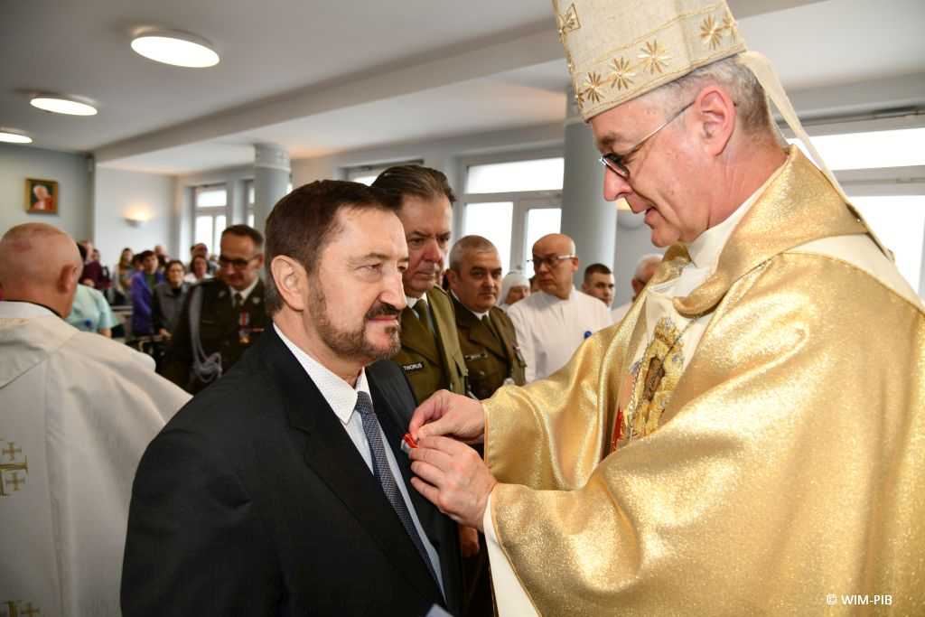 Dzień chorego w wojskowym instytucie medycznym. Biskup polowy Wiesław Lechowicz odznacza doktora Mroza medalem księdza popiełuszki w kaplicy szpitalnej wojskowego Instytutu Medycznego w Warszawie.