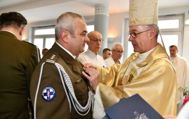 Dzień chorego w wojskowym instytucie medycznym. Biskup polowy Wiesław Lechowicz odznacza doktora Świstaka medalem księdza popiełuszki w kaplicy szpitalnej wojskowego Instytutu Medycznego w Warszawie.