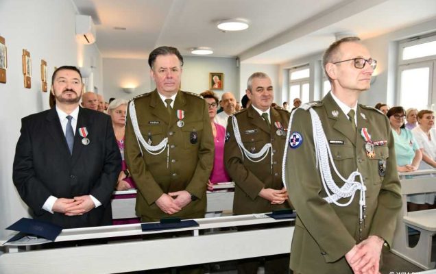 Msza święta z okazji dnia chorego w kaplicy szpitalnej Wojskowego Instytutu Medycznego. Zdjęcie dyrektora WIM prof. Grzegorza Gieleraka w ławce podczas odprawianej mszy. Za dyrektorem w nastęnej ławce Profesor Tworus. Z tyłu w ławkach pacjenci i pracownicy WIM.