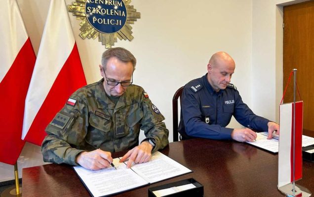 Generał broni prof. dr hab. Grzegorz Gielerak i insp. Ryszard Jakubowski Komendant Centrum Szkolenia Policji w Legionowie podpisują umowę