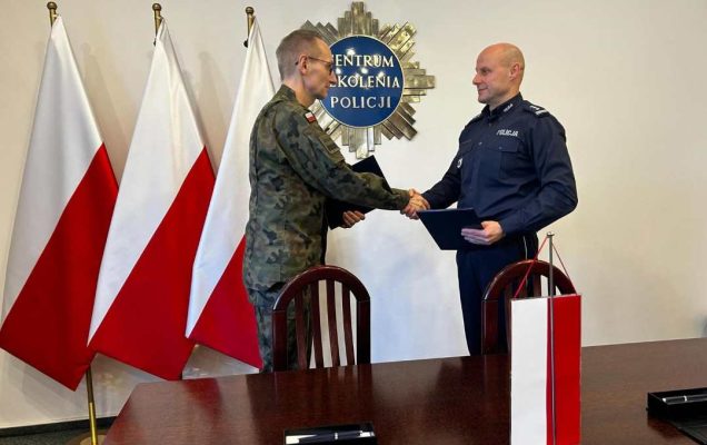 Generał broni prof. dr hab. Grzegorz Gielerak i insp. Ryszard Jakubowski Komendant Centrum Szkolenia Policji w Legionowie ściskają sobie ręce po podpisaniu umowy