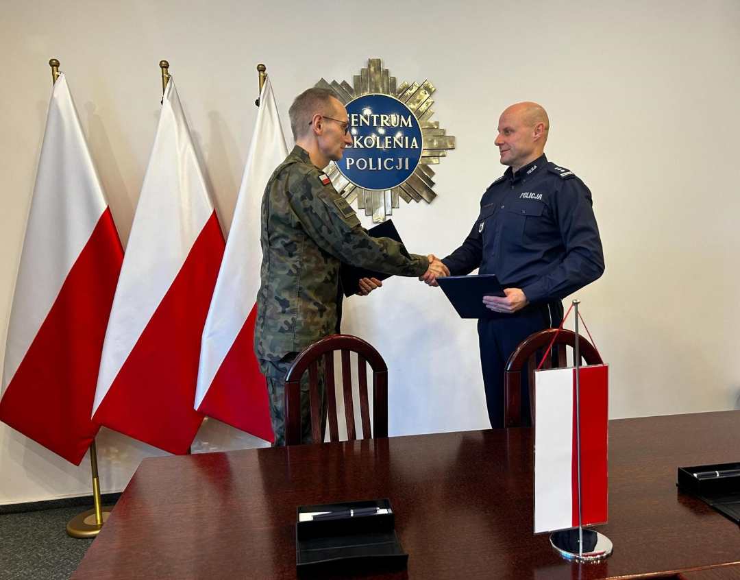 Generał broni prof. dr hab. Grzegorz Gielerak i insp. Ryszard Jakubowski Komendant Centrum Szkolenia Policji w Legionowie ściskają sobie ręce po podpisaniu umowy