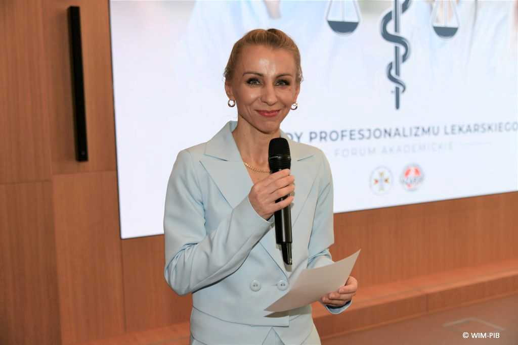 Konferencję prowadzi Małgorzata Złotkowska, kierownik Biura Dyrektora WIM-PIB, główny specjalista ds. komunikacji wewnętrznej.