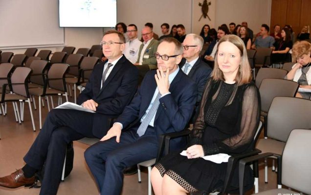 Grzegorz Gielerak w otoczeniu uczestników konferencji.