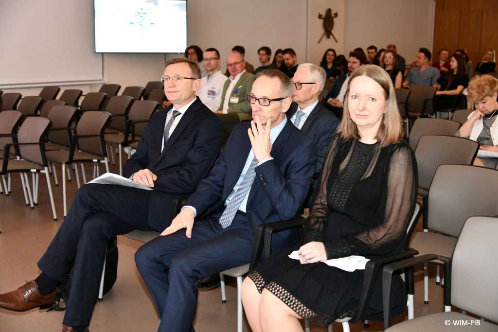 Grzegorz Gielerak w otoczeniu uczestników konferencji.