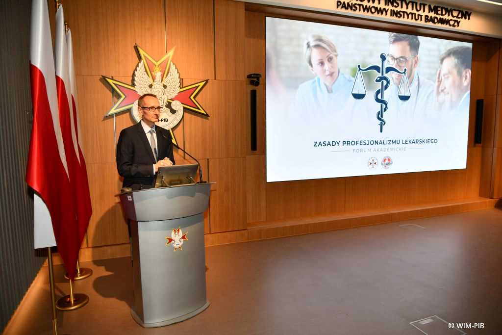 Dyrektor Wojskowego Instytutu Medycznego w Warszawie przy mównicy podczas konferencji 