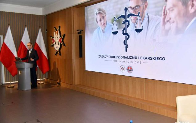 Dyrektor Wojskowego Instytutu Medycznego w Warszawie przy mównicy podczas konferencji 