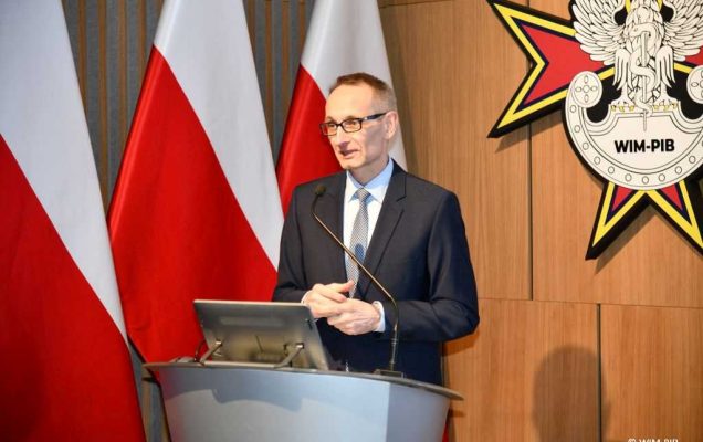 Dyrektor Wojskowego Instytutu Medycznego w Warszawie przy mównicy podczas konferencji 