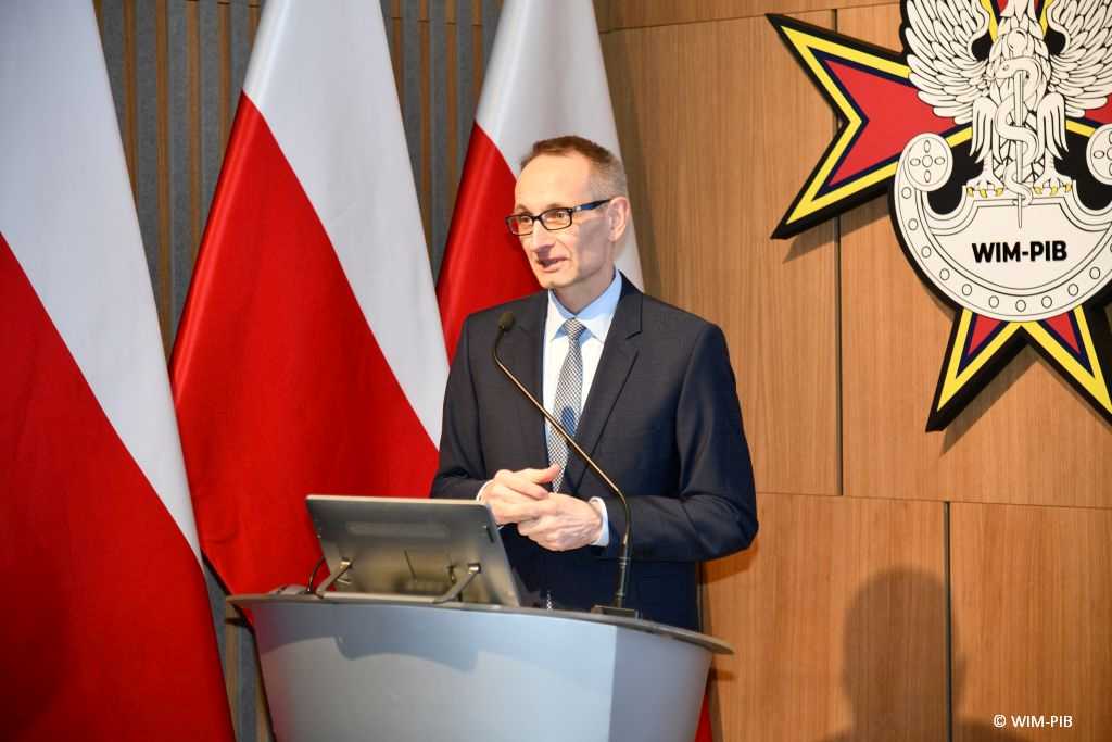 Dyrektor Wojskowego Instytutu Medycznego w Warszawie przy mównicy podczas konferencji 