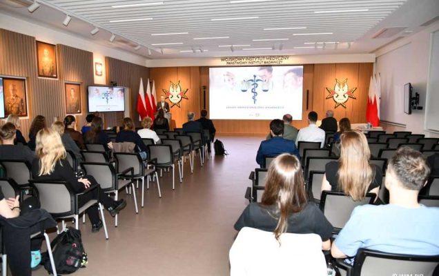 Słuchacze na Auli Wojskowego Instytutu Medycznego podczas konferencji 