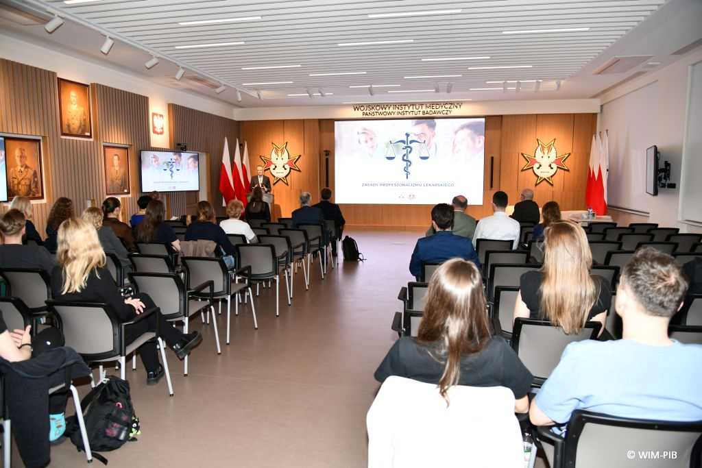 Słuchacze na Auli Wojskowego Instytutu Medycznego podczas konferencji 