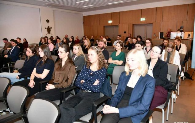 Słuchacze na auli Wojskowego Instytutu Medycznego w Warszawie podczas konferencji 