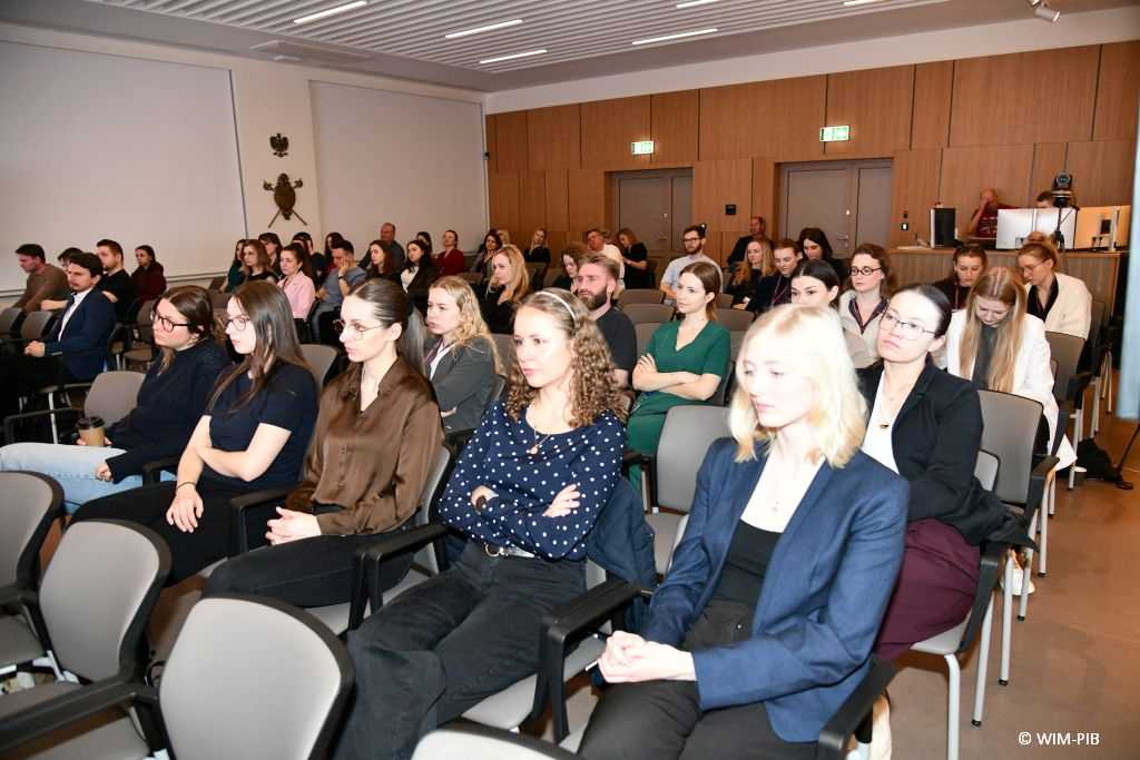 Słuchacze na auli Wojskowego Instytutu Medycznego w Warszawie podczas konferencji 