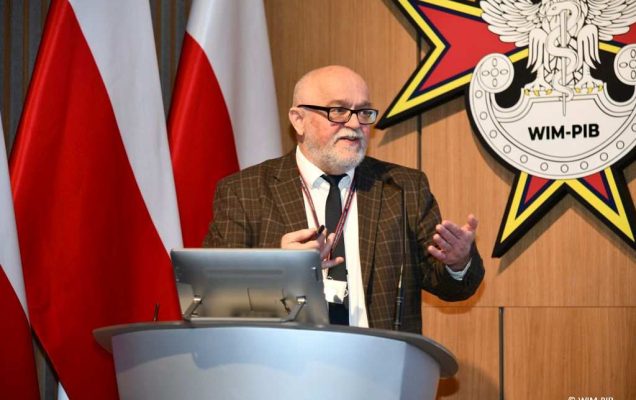 Prof. dr hab. n. med. Stanisław Niemczyk przy mównicy podczas konferencji 