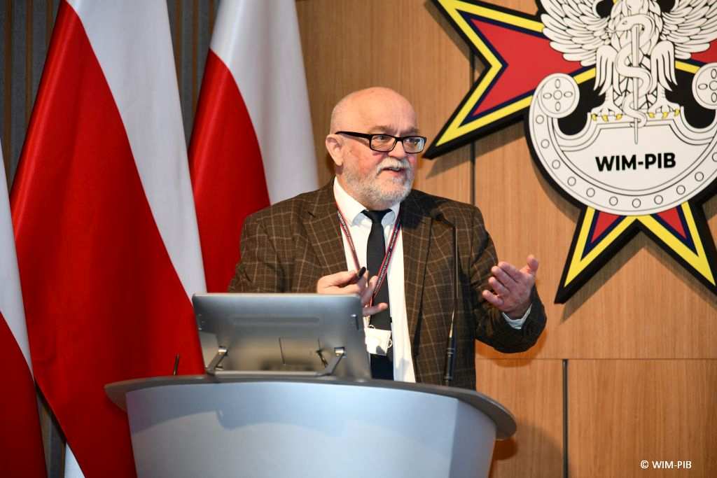 Prof. dr hab. n. med. Stanisław Niemczyk przy mównicy podczas konferencji 