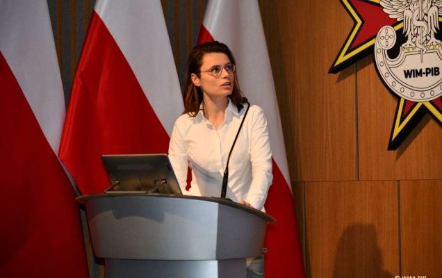 Dr hab. n.  prawnych Aneta Łazarska przy mównicy.