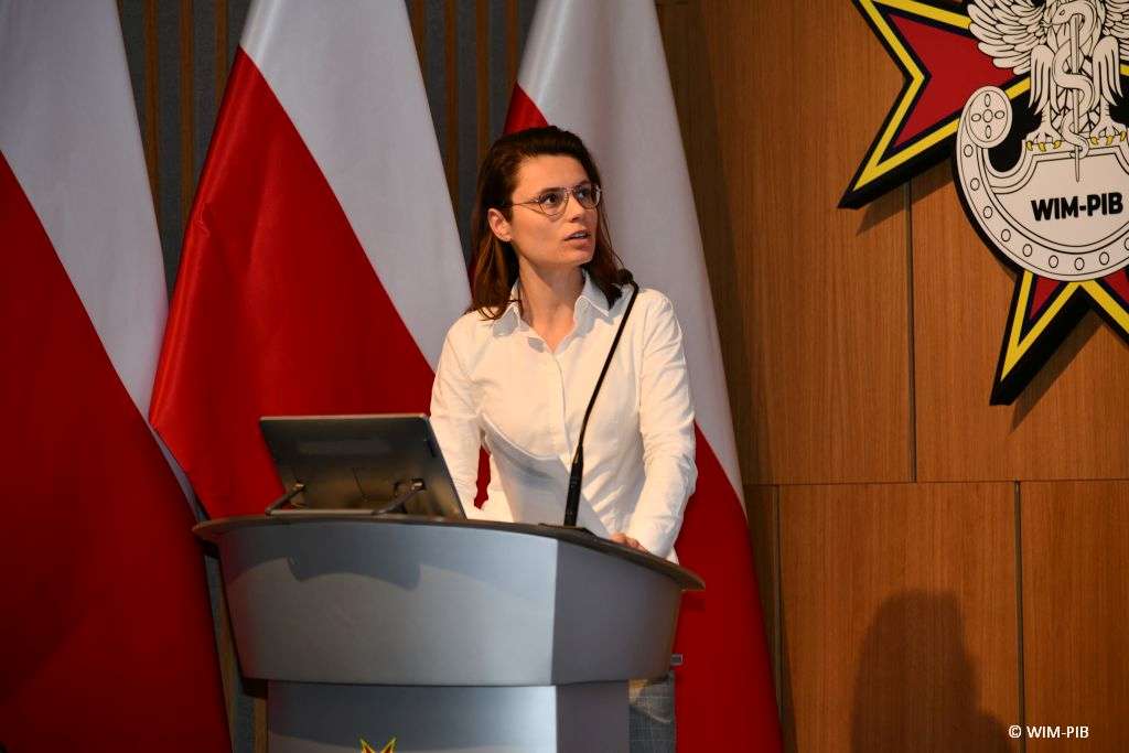 Dr hab. n.  prawnych Aneta Łazarska przy mównicy.