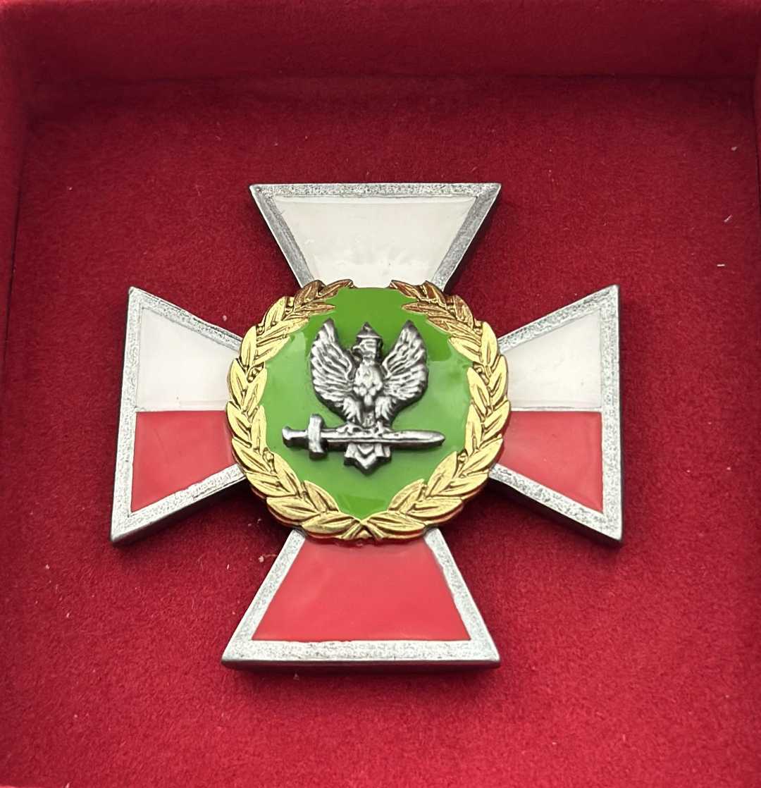 Odznaka honorowa wojsk lądowych w aksamitnym czerwonym futerale.