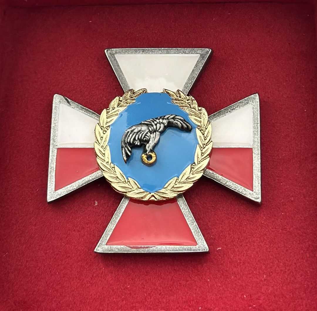 Odznaka honorowa wojsk lądowych w aksamitnym czerwonym futerale.