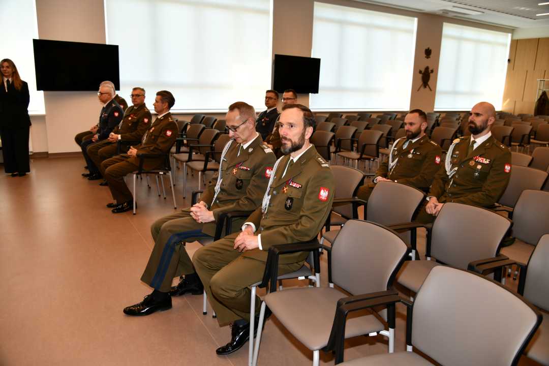 Aula Wojskowego Instytutu Medycznego, na pierwszym planie siedzą Arur Bachta i Grzegorz Gielerak.