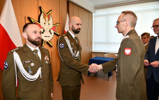 Dyrektor Wojskowego Instytutu Medycznego - Państwowego Instytutu Medycznego gen. broni prof. dr hab. n. med. Grzegorz Gielerak przypina Gwiazdę Iraku Arturowi Skoblowi.
