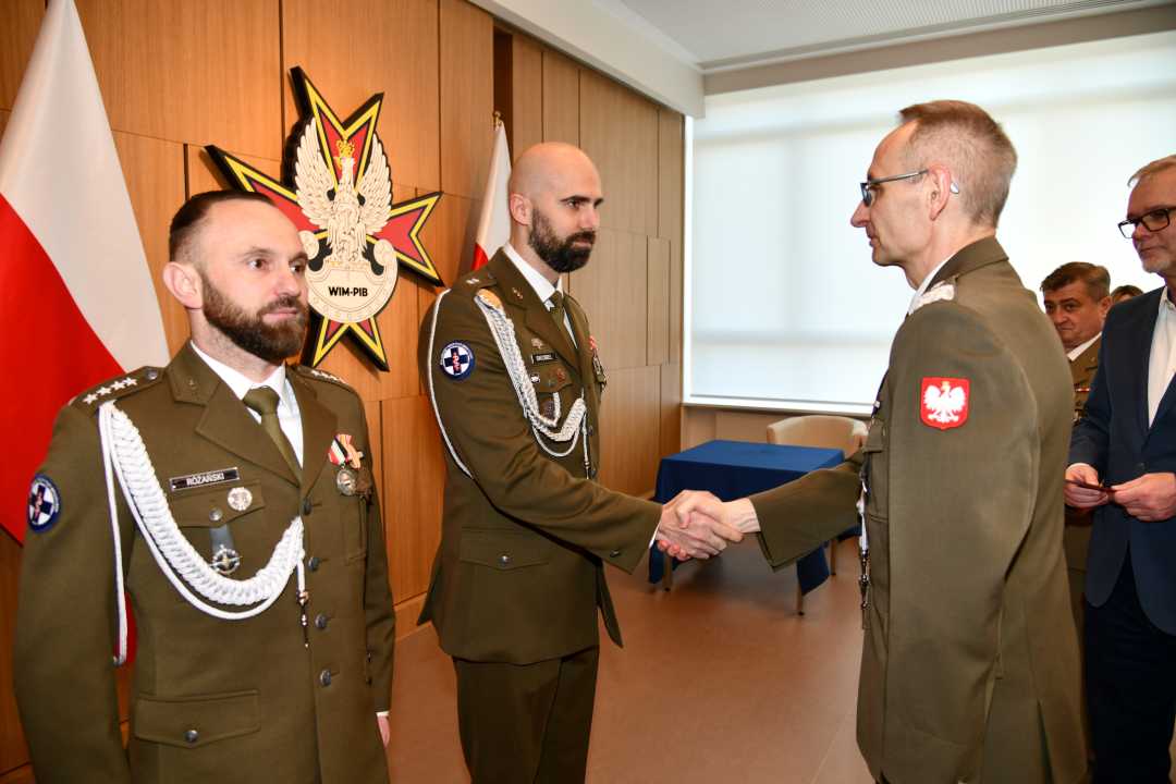 Dyrektor Wojskowego Instytutu Medycznego - Państwowego Instytutu Medycznego gen. broni prof. dr hab. n. med. Grzegorz Gielerak przypina Gwiazdę Iraku Arturowi Skoblowi.