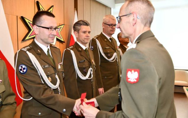 Dyrektor WIM wręcza Arkadiuszowi Lubasowi odznaczenie.