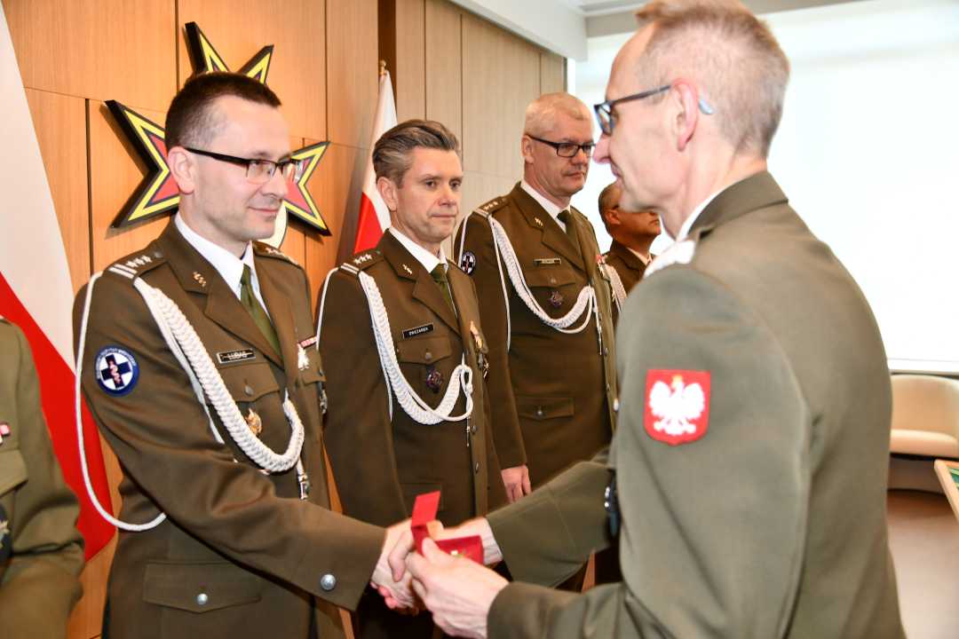 Dyrektor WIM wręcza Arkadiuszowi Lubasowi odznaczenie.