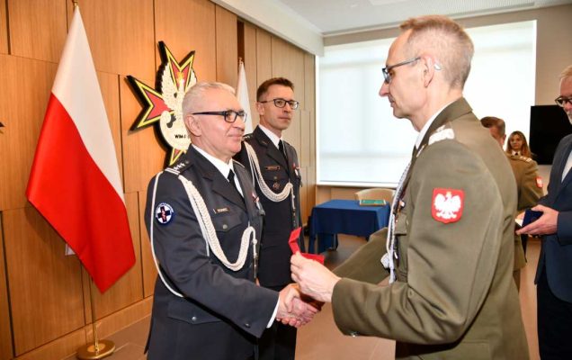Dyrektor WIM Grzegorz Gielerak wręcza odznaczenie Jackowi Dońcowi.