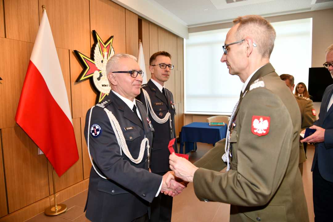 Dyrektor WIM Grzegorz Gielerak wręcza odznaczenie Jackowi Dońcowi.