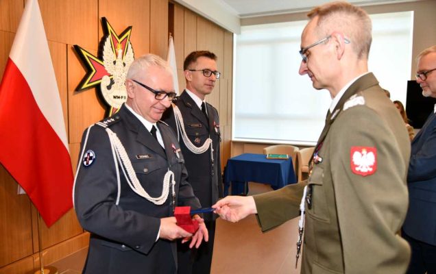 Dyrektor WIM Grzegorz Gielerak wręcza odznaczenie Jackowi Dońcowi.