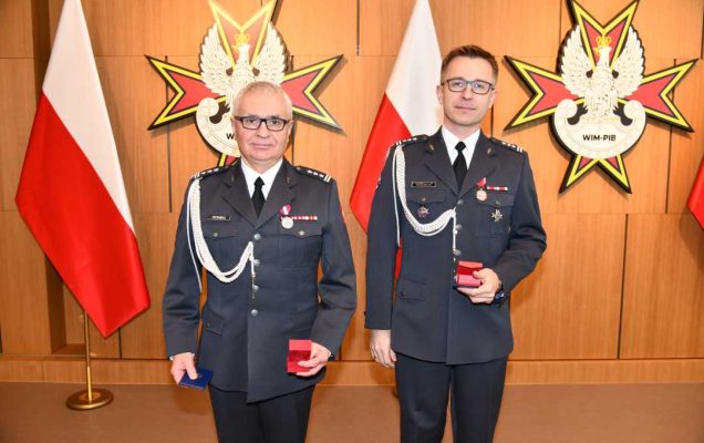 Płk Jacek Doniec i Płk Paweł Krzesiński pozują po odznaczeniu.