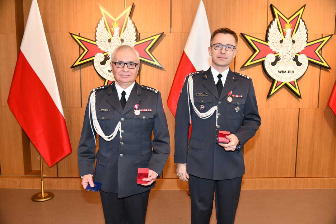 Płk Jacek Doniec i Płk Paweł Krzesiński pozują po odznaczeniu.