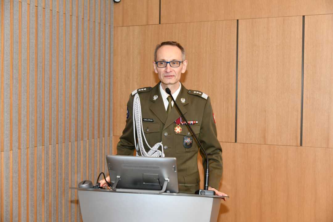 Dyrektor Wojskowego Instytutu Medycznego - Państwowego Instytutu Medycznego gen. broni prof. dr hab. n. med. Grzegorz Gielerak przymównicy podczas uroczystości wręczenia odznak honorowych.