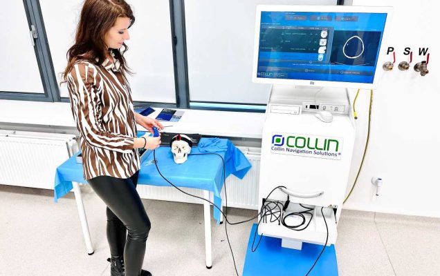 Uczestniczka zajęć robotycznych z Robota otologicznego RobOtol podczas nauki manewrowania robotem.