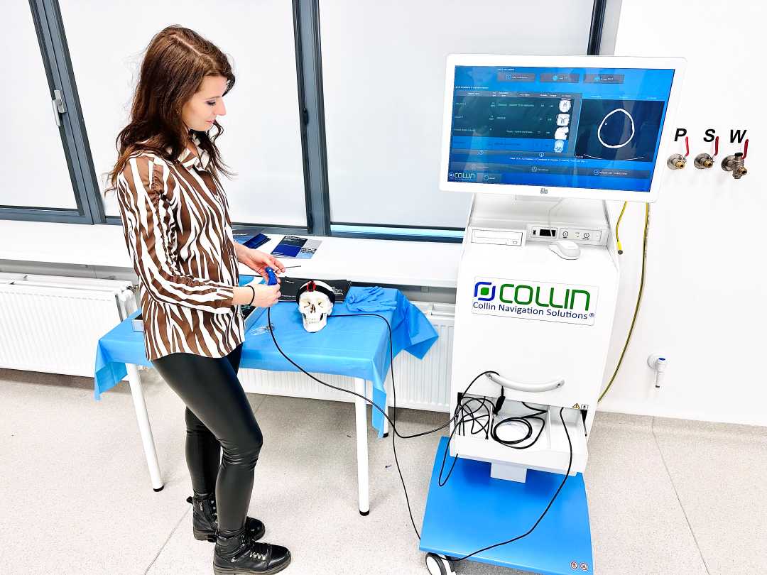 Uczestniczka zajęć robotycznych z Robota otologicznego RobOtol podczas nauki manewrowania robotem.