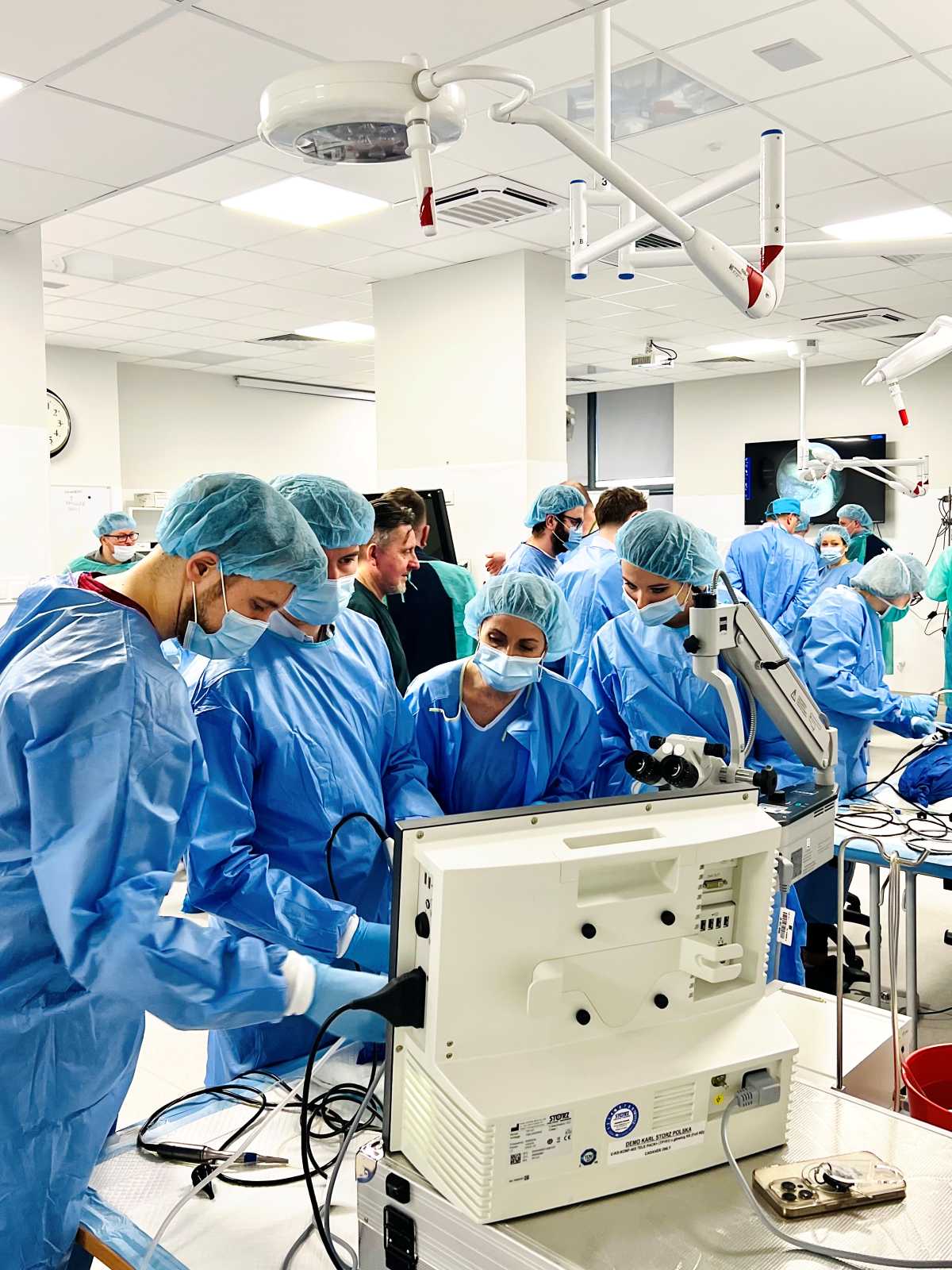 Lekarze na sali operacyjnej podczas ćwiczeń robotycznych z Robota otologicznego RobOtol.