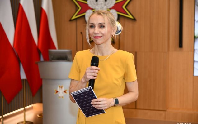 Małgorzata Złotkowska, kierownik Biura Dyrektora WIM-PIB, główny specjalista ds. komunikacji wewnętrznej prowadzi uroczystość wielkanocną.