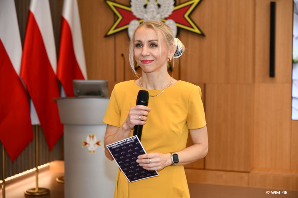 Małgorzata Złotkowska, kierownik Biura Dyrektora WIM-PIB, główny specjalista ds. komunikacji wewnętrznej prowadzi uroczystość wielkanocną.