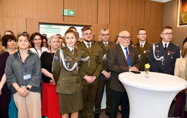 Pracownicy i przyjaciele WIM-PIB podczas spotkania wielkanocnego.